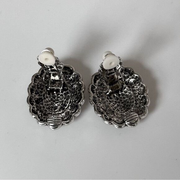 Vintage Sterling Silver Oval Clip-On Earrings with a black stone. - Picture 4 of 8